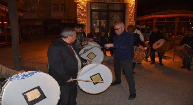 Keşan’da Ramazan davulcularına ilk bahşiş belediye başkanından