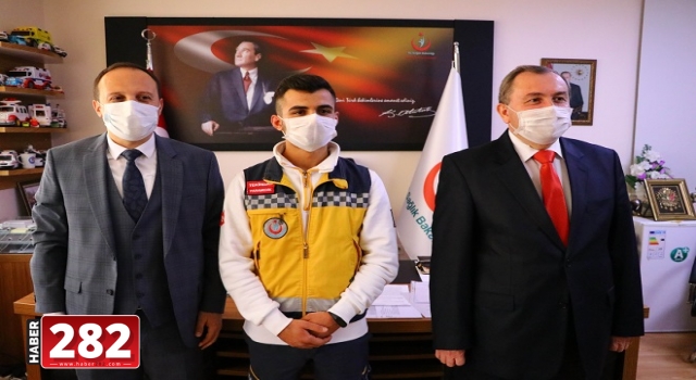 Tekirdağ'da görevli sağlık çalışanı, Çorum'da yaşayan annesinin gününü görüntülü telefonda kutladı