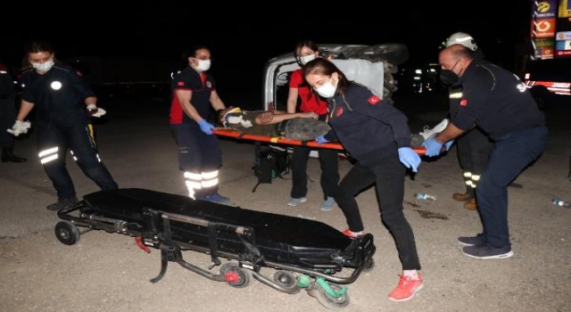 Otomobil, hafif ticari araçla çarpıştı; 8’i kaçak göçmen 9 yaralı