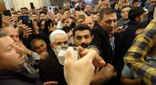 Kadir Gecesi’nde Selimiye’de Sakal-ı Şerif’i ziyaret ettiler