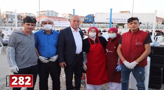 KADİR GECESİ’NDE BİNLERCE KİŞİ AYNI SOFRADA ORUCUNU AÇTI