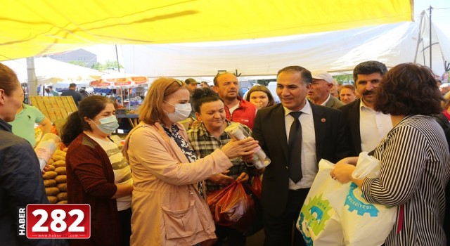 Ergene Belediyesi Anneler Gününde Pazardaki Annelere Hediyeler Takdim Etti