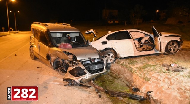 Edirne'de ticari  araç otomobille çarpıştı: 4 yaralı