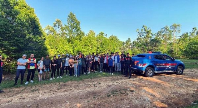 Doğa yürüyüşünde kaybolan üniversite öğrencilerini jandarma buldu
