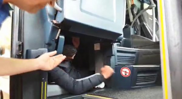 Otobüsün 1 metrekarelik dolabından 3 kaçak göçmen çıktı