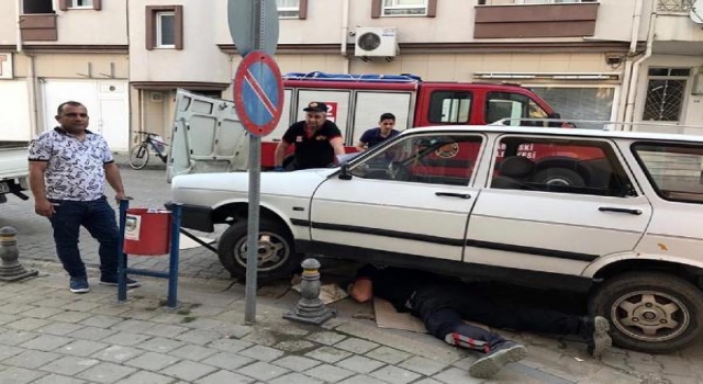 Otomobilin altında sıkışan kediyi itfaiye kurtardı