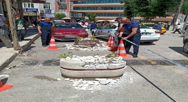 Beton çiçeklikleri balyozla kırarak, zarar verdiler