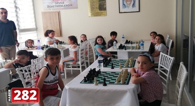 Ergene Belediyesi’nden ücretsiz satranç eğitimi