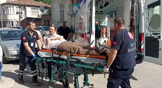 15 yaşındaki sürücünün kullandığı motosiklet yayaya çarptı: 3 yaralı