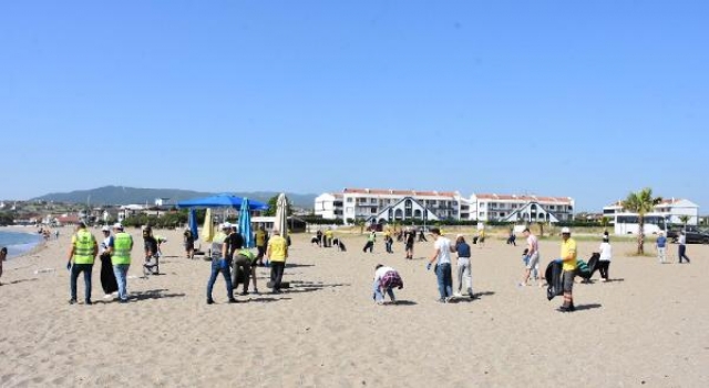 Tekirdağ’da plajdaki çöpleri toplayıp temizlik yaptılar