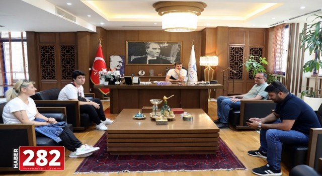 BAŞKAN AKAY, ÖZEL SPORCUMUZU ALTIN İLE ÖDÜLLENDİRDİ