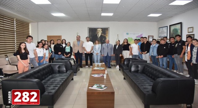 AHMETBEY’DE EĞİTİM GÖREN ÖĞRENCİLERDEN BAŞKAN ALBAYRAK’A TEŞEKKÜR ZİYARETİ