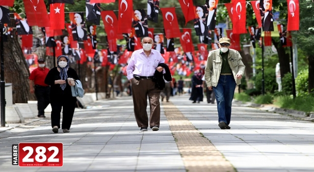 65 yaş üstü vatandaşlar sokağa çıkarak yürüyüş yaptı