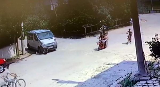 Batuhan’ın minibüsün altında kaldığı kaza kamerada 