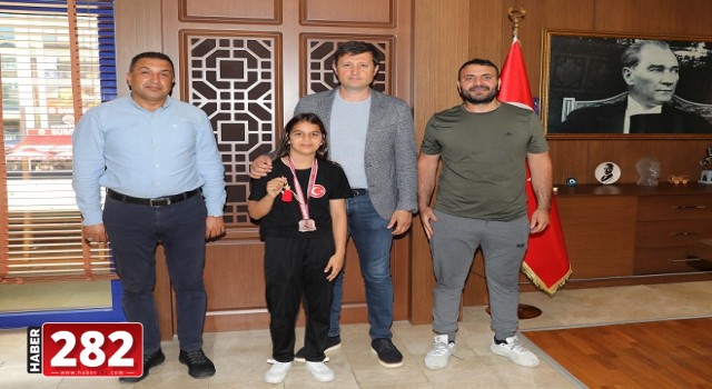 BAŞKANIMIZ AKAY BAŞARILI GÜREŞÇİMİZİ ALTIN İLE ÖDÜLLENDİRDİ