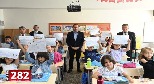Başkan Yüksel öğrencilerin karne sevincine ortak oldu