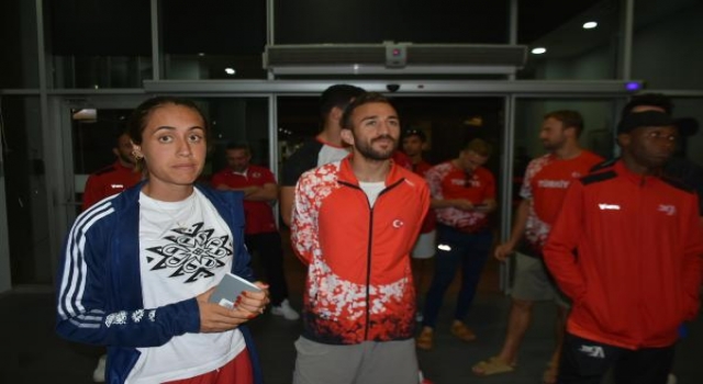 (ÖZEL) Balkan Şampiyonası’nda 22 madalya kazanan Atletizm Milli Takımı yurda otobüsle döndü