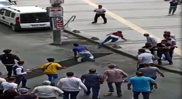 Cumhurbaşkanı ve çevredekilere hakaret eden iki kardeşe vatandaşlardan tekme- tokat dayak