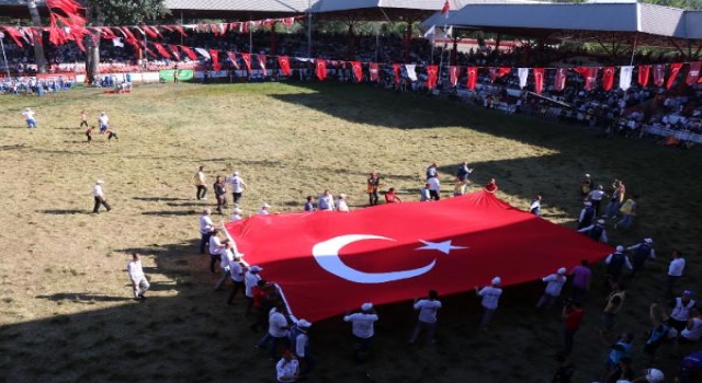 Kırkpınar Er Meydanı’nda büyük Türk bayrağı, ayakta selamlandı