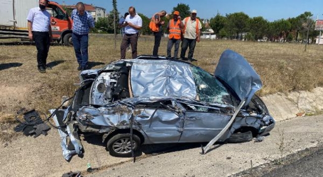 TIR’ın çarpması sonucu demir yığını haline dönüşen otomobilde mucize kurtuluş