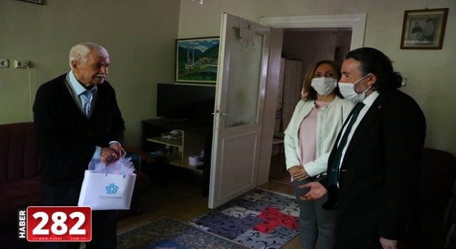 Tekirdağ'da kapı kapı dolaşıp yaşlı ve hastalara bayram sevinci yaşattılar