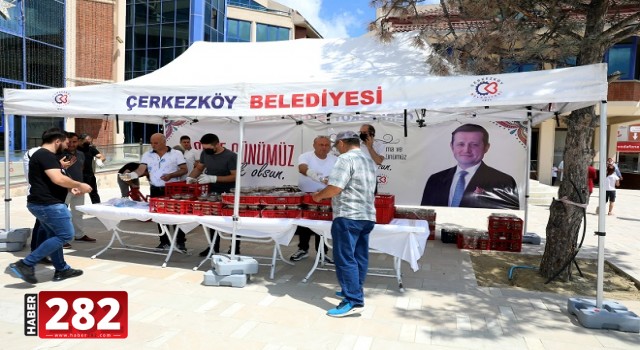 ÇERKEZKÖY BELEDİYESİ AŞURE DAĞITTI