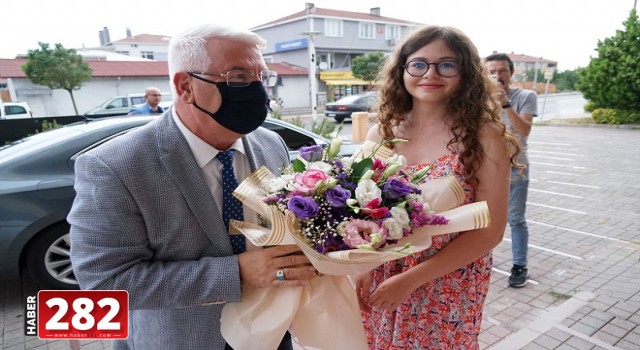 Başkan Yüksel çiçeklerle karşılandı