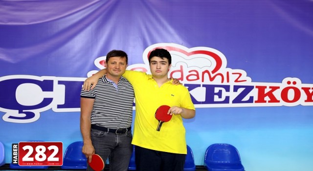 BAŞKAN AKAY İLE CANER ERGİN MASA TENİSİ MAÇI YAPTI