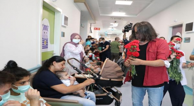 Sağlıkla şiddetin önlenmesi için hastalara karanfil ve çikolata dağıtıldı