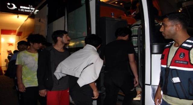 Edirne’den 227 Afgan göçmen, sınır dışı edilmek üzere İstanbul’a gönderildi