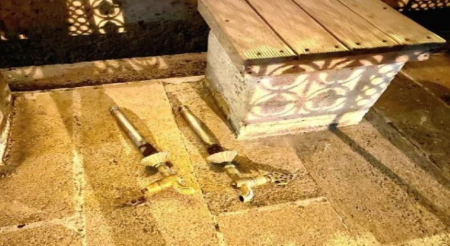 Tarihi Eski Camii’nin musluklarını sökmeye çalıştı