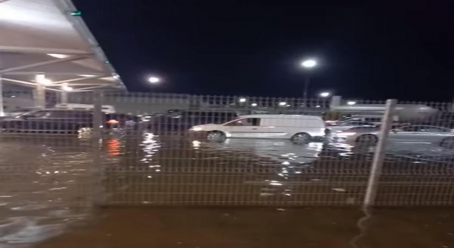 Kapıkule’de, sağanakta araçlar su içinde kaldı