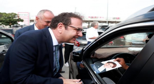 İYİ Parti, Kapıkule’de gurbetçilere 14 maddelik taahhütname dağıttı