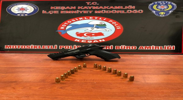 Polisin durdurduğu araçta silahla yakalandı