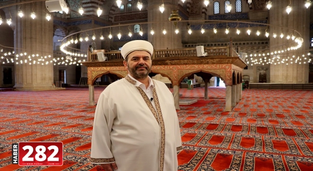 Din görevlileri heyecanla cemaati bekliyor