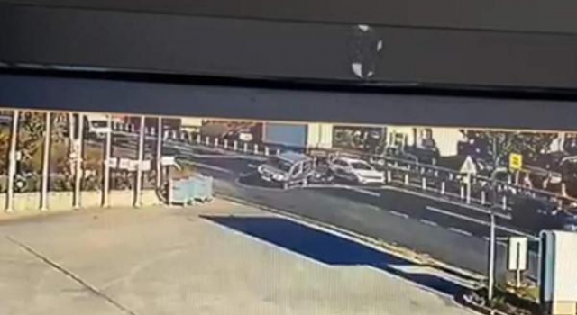 Otomobille hafif ticari aracın çarpıştığı kaza kamerada