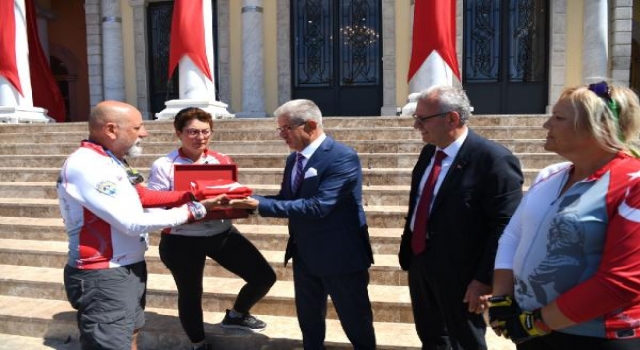 650 kilometre pedal çevirerek, taşıdıkları Türk bayrağını İzmir’e ulaştırdılar