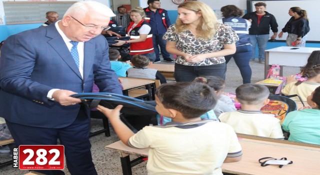 Ergene Belediyesi’nden okula başlayan çocuklara çanta ve kırtasiye malzemesi