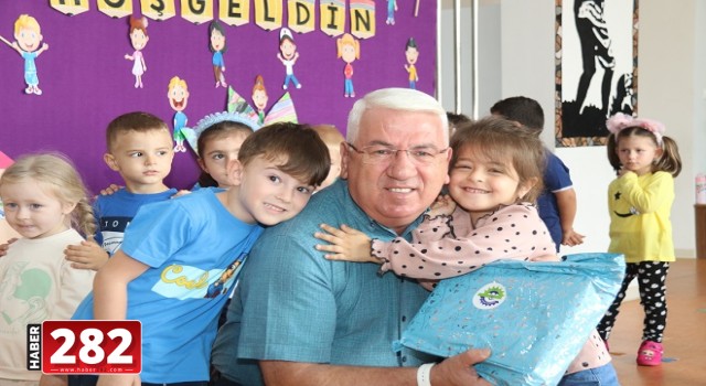 Başkan Yüksel Çocukları Hediyelerle Karşıladı