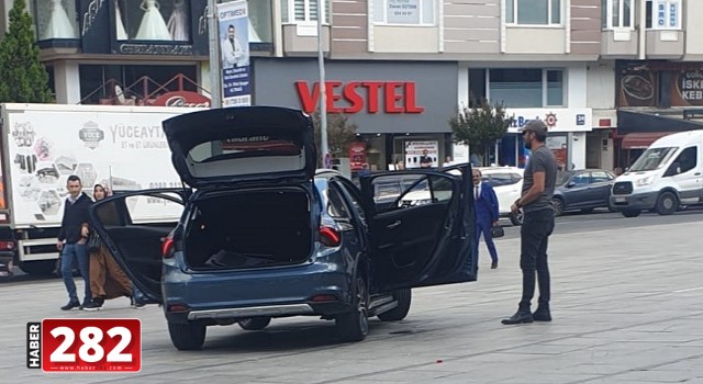 VATANDAŞLARIN BULUNDUĞU ALANDA ARACINI ATEŞE VERDİ
