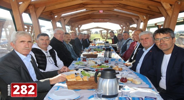 Ergene Belediye Başkanı Rasim Yüksel Ergene Kaymakamı ve Muhtarlarını Çilek Kafede Misafir Etti