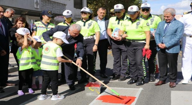 Tekirdağ’da yaya önceliği için yaya geçidi çizgisini kırmızıya boyadılar