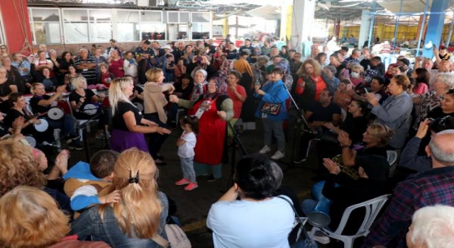 Kadınlar, ürünlerini sattıkları pazarda hemcinslerinin konseriyle eğlendi