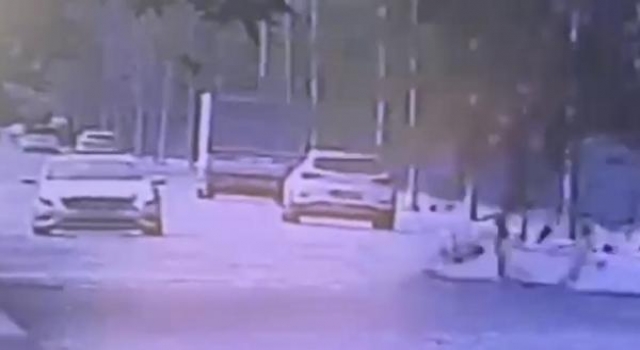 Ağacın yola devrildiği an araç kamerasında