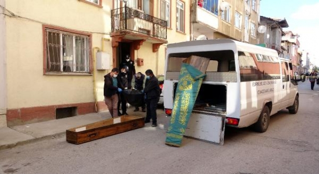 Ziyaretine gelen yakınları tarafından evinde ölü bulundu