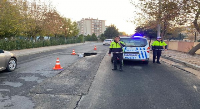 Çorlu’da çöken yolda polis önlem aldı