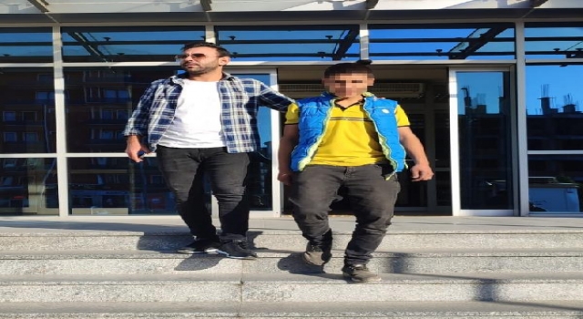 Çaldığı kapıyı sırtında taşırken polise yakalandı, tutuklandı