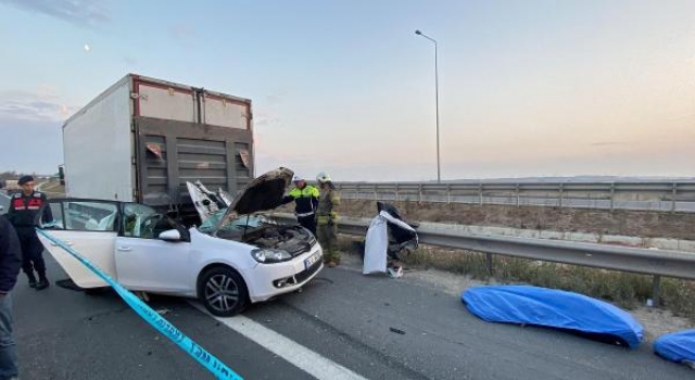 Tekirdağ’da otomobil kamyona çarptı: 2 ölü, 1 yaralı
