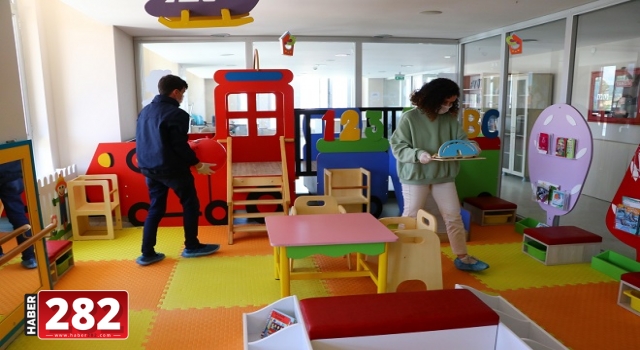 "Bebek kütüphanesi ve çocuk bölümü" Kovid-19 tedbirleriyle kapılarını açtı
