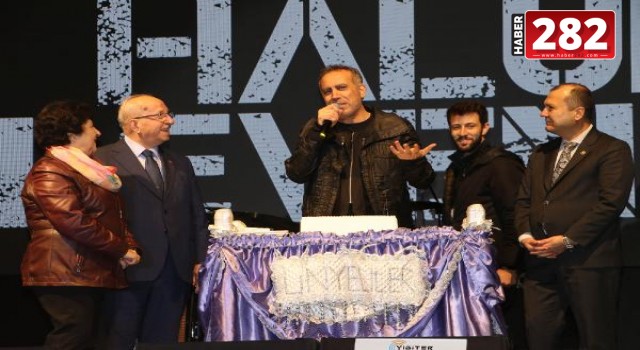 SANATÇI HALUK LEVENT’E SAHNEDE SÜRPRİZ DOĞUM GÜNÜ KUTLAMASI